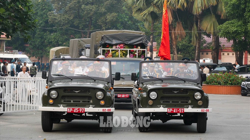 Đúng 6h15, tiêu binh đưa linh cữu Anh hùng lực lượng vũ trang nhân dân Nguyễn Văn Bảy khỏi nhà tang lễ quốc gia.