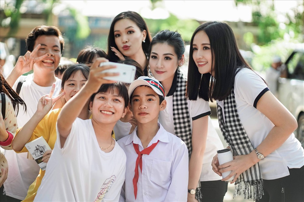 Mai Phương Thuý vui vẻ hội ngộ bên Hoa hậu Thuỳ Dung, Á hậu Tú Anh tại sự kiện. Cả 3 được học sinh, sinh viên tại Đồng Tháp chào đón.
