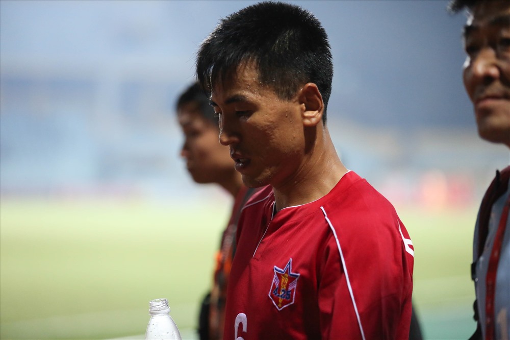C. Chol Su (số 31) của CLB 25.4 được đưa vào phòng lấy mẫu thử doping cùng đồng đội của mình là K. Chung Hydk. Ảnh: HOÀI THU