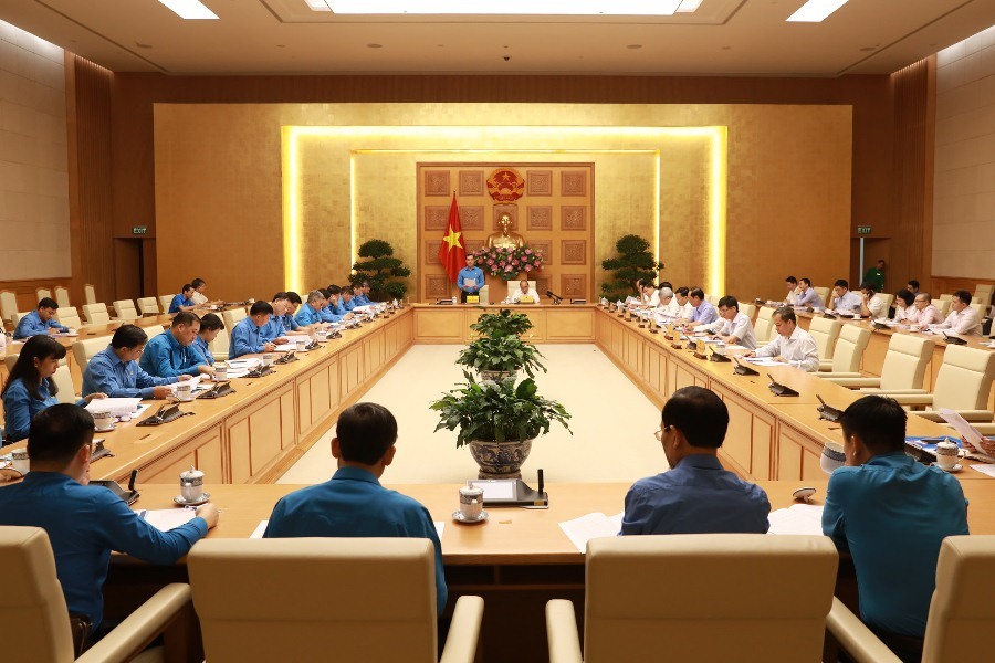 Chủ tịch Tổng LĐLĐVN Nguyễn Đình Khang phát biểu tại buổi làm việc giữa Chính phủ với Tổng LĐLĐVN. Ảnh: HẢI NGUYỄN