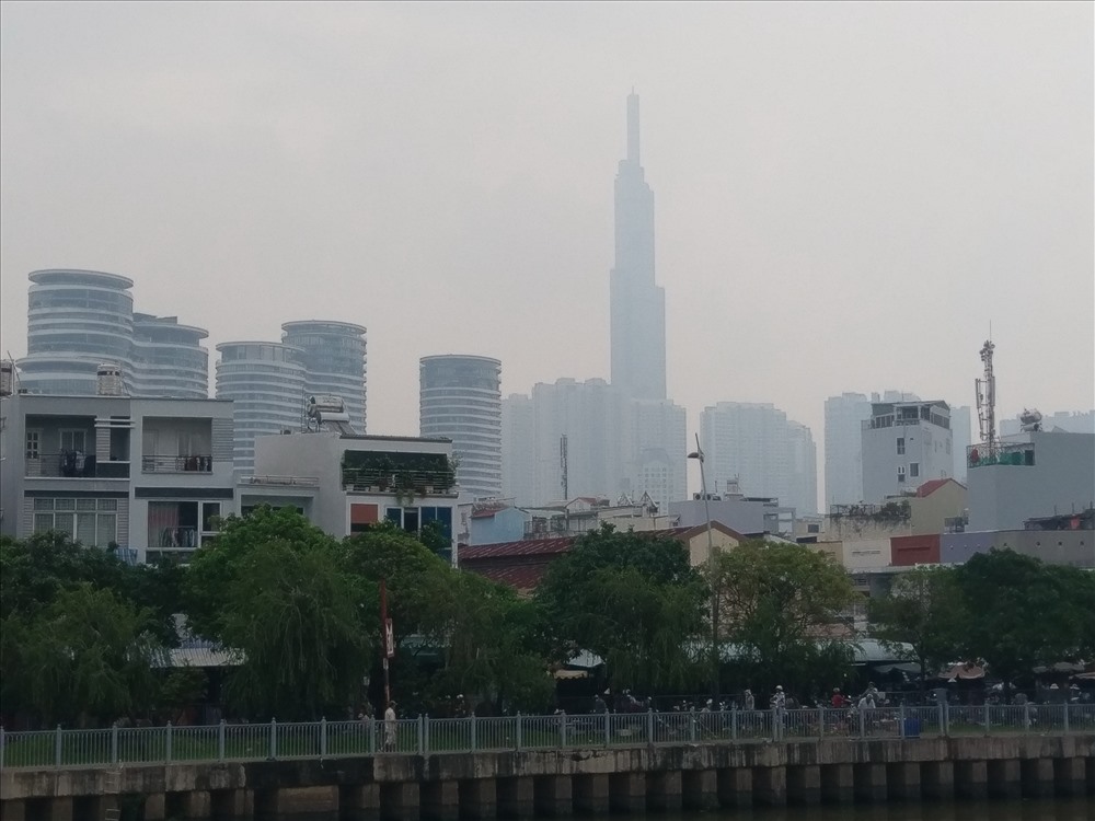 Tòa nhà Landmark 81gần như 'biến mất' trong bầu không khí mù đặc ở TP.Hồ Chí Minh.  Ảnh: M.Q
