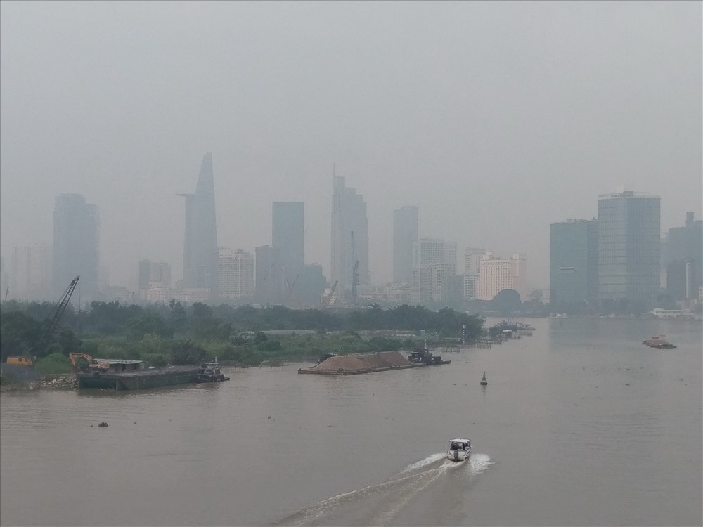 Mù bao phủ trung tâm TP.Hồ Chí Minh nhìn từ cầu Thủ Thiêm sáng ngày 26.9. Ảnh: M.Q