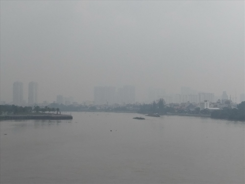 Lớp mù dày đặc tại khu vực sông Sài Gòn khiến các tòa nhà phía quận 2 và dường như biến mất, nếu nhìn từ cầu Thủ Thiêm.  Ảnh: M.Q