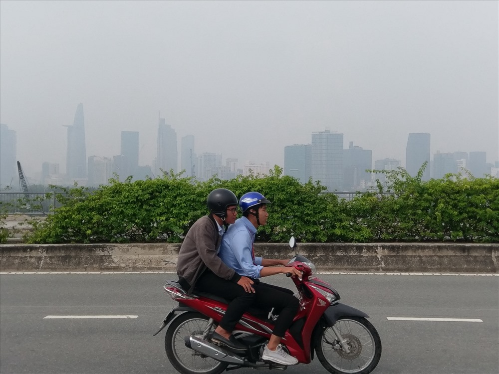 Dựa vào các dữ liệu dự báo trong nước và quốc tế, Trung tâm Quan trắc Tài nguyên - Môi trường bác bỏ quan điểm cho rằng “ô nhiễm không khí tại TP.Hồ Chí Minh do ảnh hưởng của cháy rừng ở Indonesia” như một số thông tin trên Internet. Tình trạng mù gây ô nhiễm không khí những ngày qua cũng thường xảy ra định kỳ hàng năm vào khoảng tháng 9 và 10 tại TP.Hồ Chí Minh - được gọi là sương mù quang hóa.