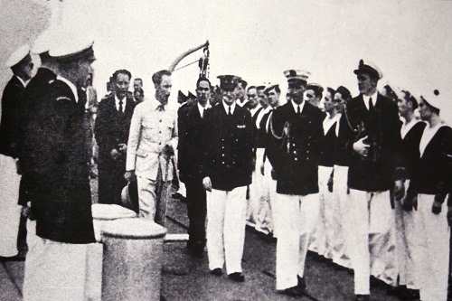 Chủ tịch Hồ Chí Minh và Georges Thierry d’Argenlieu trên tuần dương hạm Emile Bertin ở Vịnh Hạ Long. Ảnh: Tư liệu