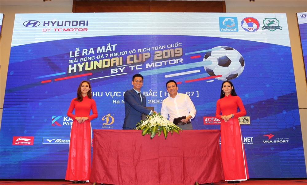 CLB Phù Đổng ký kết hợp tác phát triển bóng đá cộng đồng, bóng đá phong trào cùng Vietfootball. Ảnh: Hải Đăng