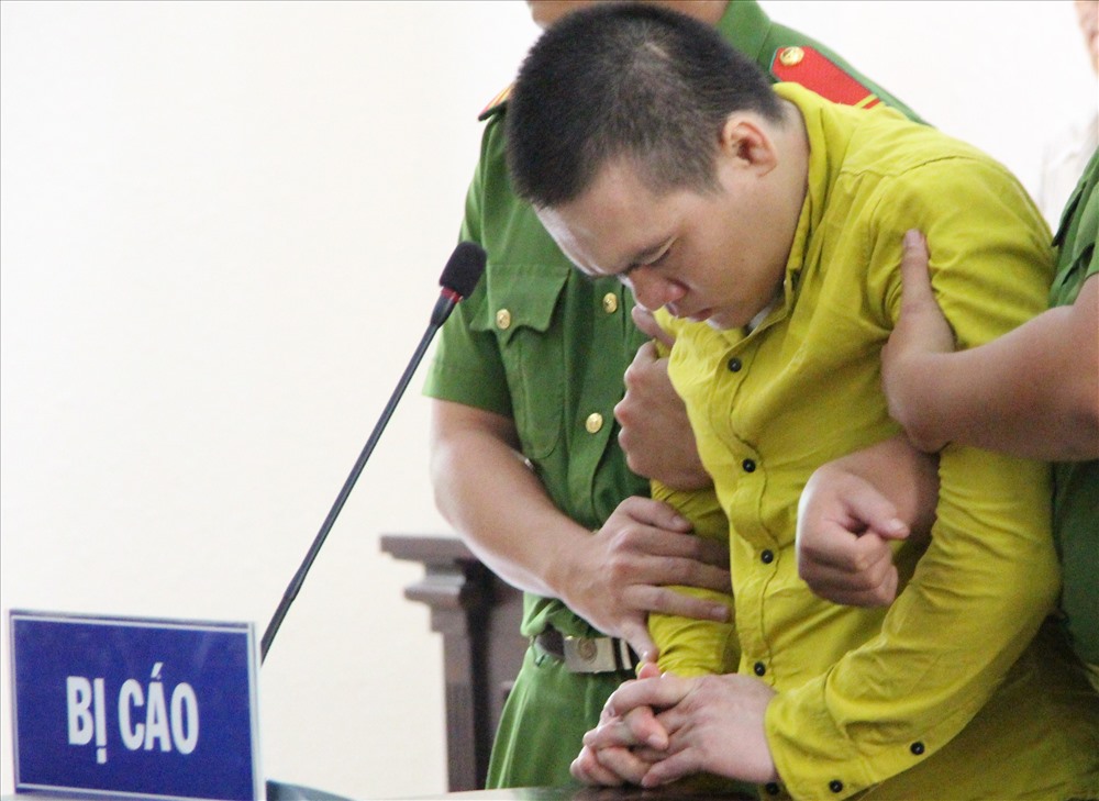 Xét hành vi của bị cáo rất nguy hiểm cho xã hội, không thể tha thứ HĐXX đã tuyên phạt bị cáo Nguyễn Minh Hiếu tử hình về tội Giết người, 4 năm tù về tội Cướp tài sản và 2 năm tù về tội cướp giật tài sản.
