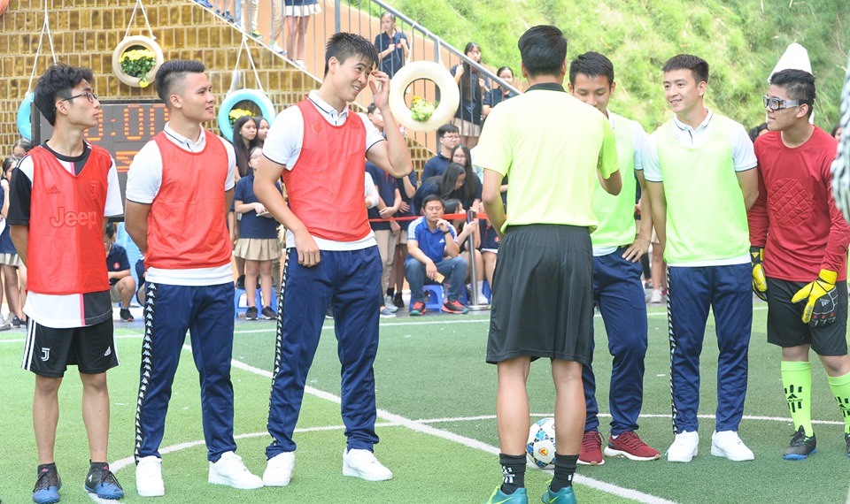 Các cầu thủ Hà Nội tham gia phần giao lưu đá bóng với các bạn học sinh.