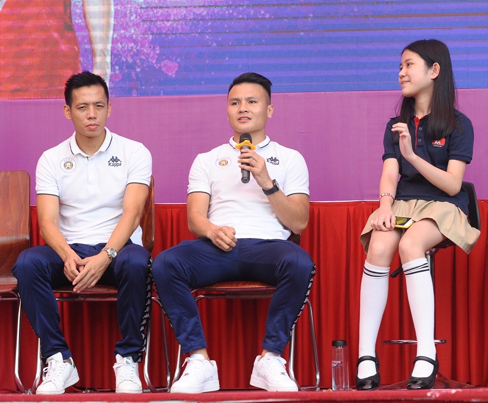 Các cầu thủ Hà Nội trả lời câu hỏi của các bạn học sinh. “Strong Vietnam” là cơ hội kết nối cầu thủ với người hâm mộ, để truyền lửa và sự nhiệt huyết, tình yêu bóng đá tới giới trẻ.