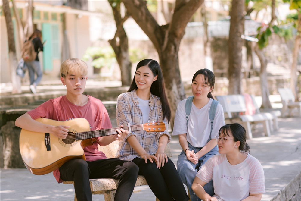 Sau hơn 1 tháng đăng quang, nhan sắc của Kiều Loan đã có phần sắc sảo, mặn mà hơn. Thần thái trên gương mặt cũng như cách điều khiển hình thể uyển chuyển là điểm mạnh của Loan nhằm “lôi cuốn” sự tập trung khán giả về mình. Ảnh: MWVN.
