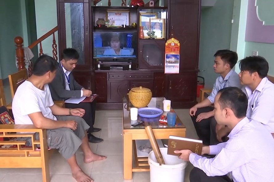 Cán bộ BHXH tuyên truyền về lợi ích BHXH tự nguyện cho người dân trên địa bàn tỉnh Lào Cai. Ảnh: N.V