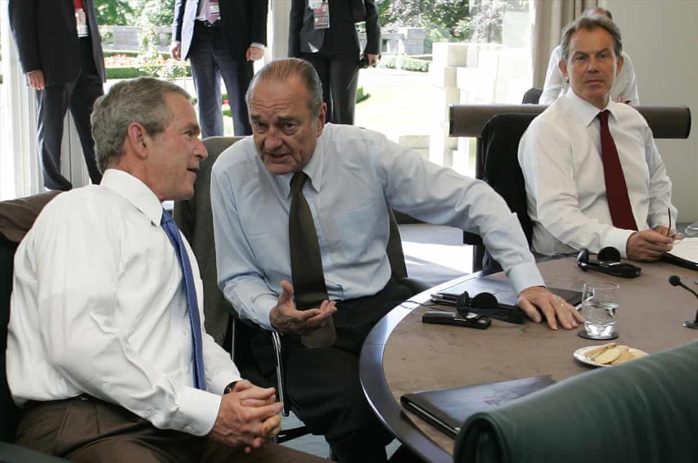 Ông Jacques Chirac trao đổi với ông George W. Bush trong khi ông Tony Blair (phải) đang nhìn tại hội nghị thượng đỉnh G8 năm 2005. Ảnh: AP