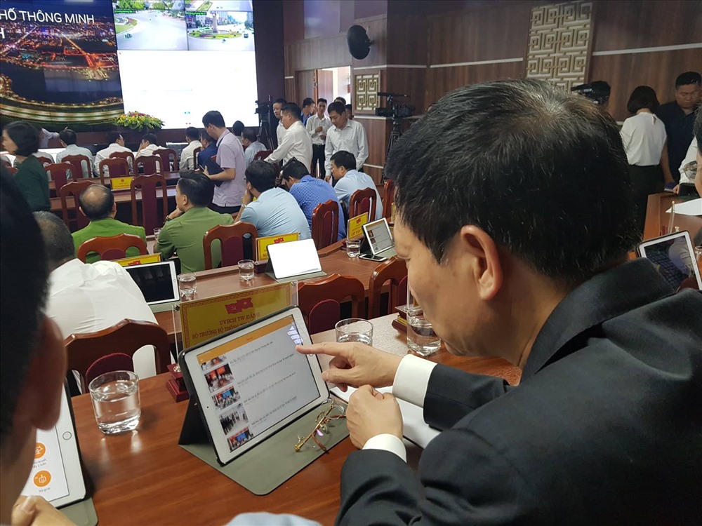 Bộ trưởng Bộ Thông tin - Truyền thông Nguyễn Mạnh Hùng thử nghiệm điều hành công việc tại Trung tâm điều hành thành phố thông minh tỉnh Bắc Ninh. Ảnh: Đ.T