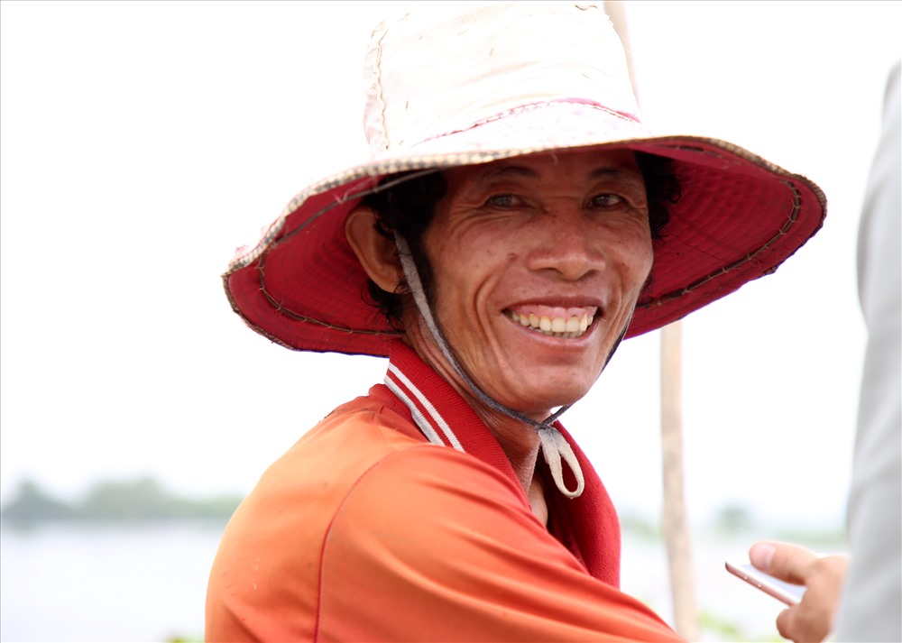 Ông Sáu Măng (52 tuổi, là Việt kiều sống ở Campuchia). Thức dậy từ nửa đêm, đến gần trưa hôm sau vợ chồng ông bắt được 21,5kg cá linh trên cánh đồng giáp biên với Việt Nam, rồi đưa về An Giang bán.