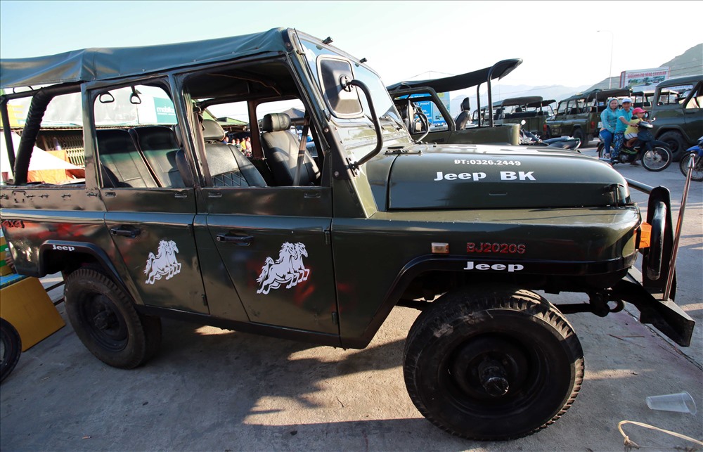 Bên cạnh những chiếc xe U-oát, chiếc xe Jeep hầm hố của anh Nguyễn Văn Lực mua lại của một công ty điện ảnh 2 năm trước cũng lăn bánh trên những cung đường trên đảo...