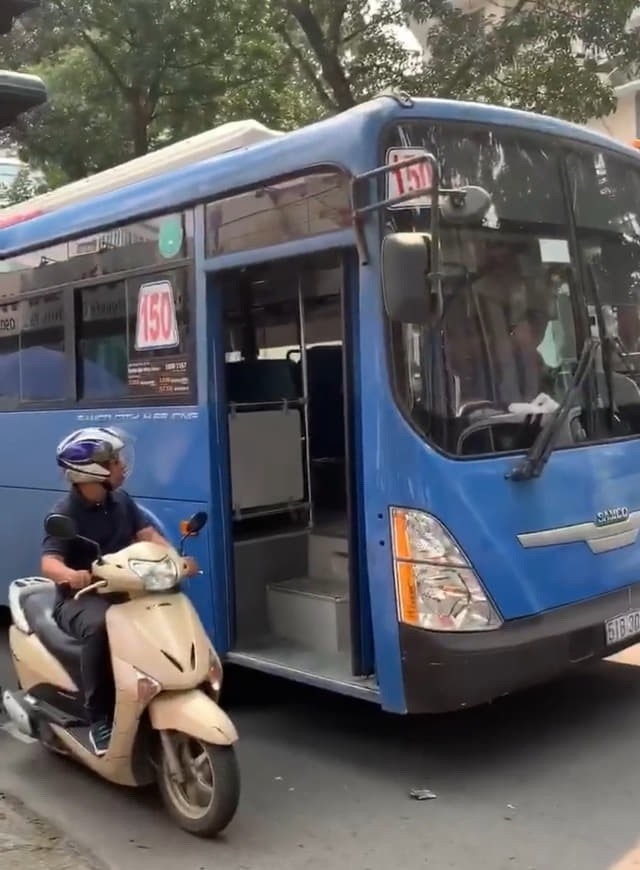 Người đi đường nhắc nhở tài xế xe buýt 150 ngày 20.9 - Ảnh: Cắt từ clip