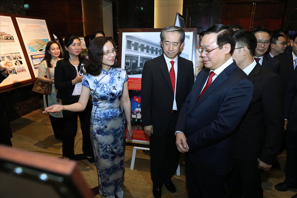 Đại sứ quán Trung Quốc tại Việt Nam tổ chức Triển lãm ảnh về thành tựu phát triển của Trung Quốc trong 70 năm qua. Ảnh: BNG.