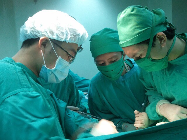 Ekip bác sĩ tiến hành phẫu thuật cho bệnh nhân. Ảnh: BVCC
