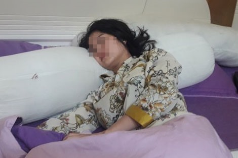 Chị Trang tỏ ra mệt mỏi sau khi bị chồng cũ hành hung. Ảnh: Trần Tuấn
