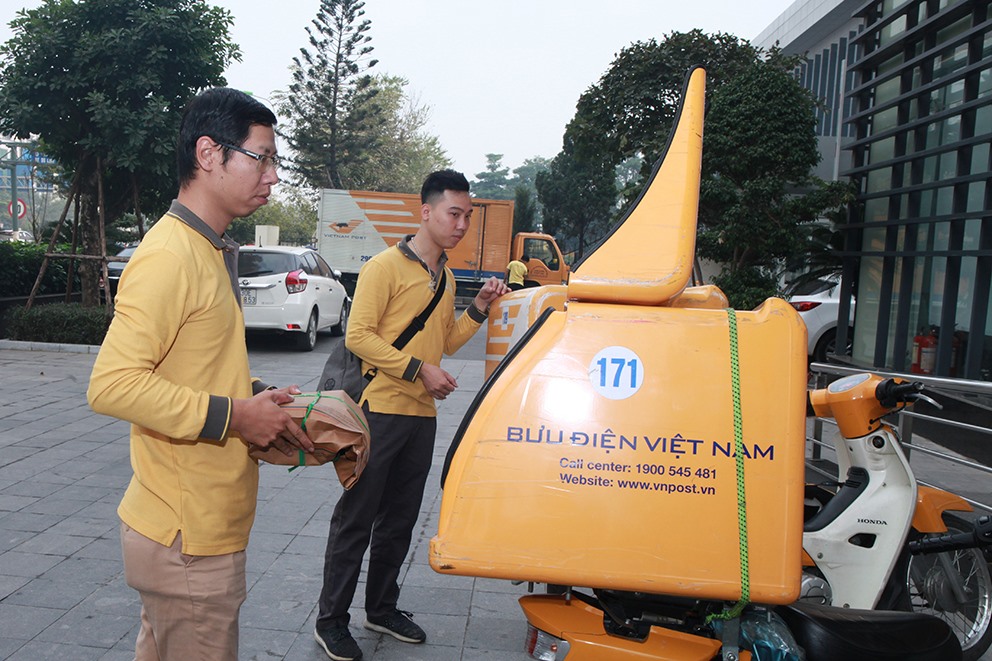 Đội ngũ bưu tá của Bưu điện Việt Nam thực hiện chuyển phát vé đến tận tay những người hâm mộ.