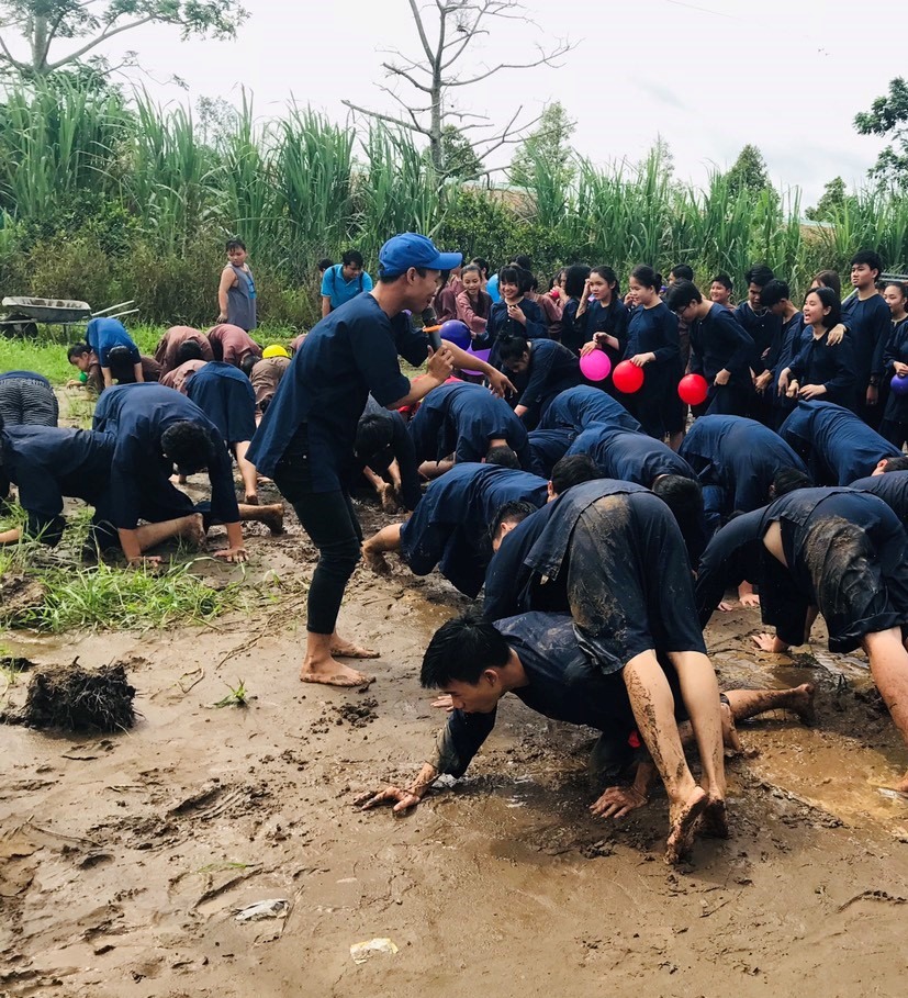 Khách du lịch thăm quan Làng du lịch ông Đề chơi các trò chơi dân gian. Ảnh: Thành Nhân