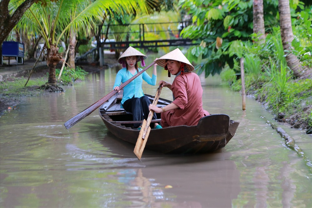 Khách du lịch thăm quan Làng du lịch ông Đề chơi các trò chơi dân gian. Ảnh: Thành Nhân