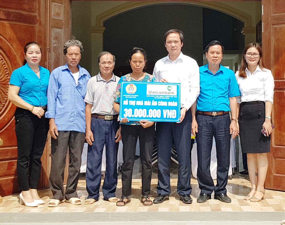 Đại diện lãnh đạo LĐLĐ tỉnh Ninh Bình và Ngân hàng Vietcombank Chi nhánh Ninh Bình trao tiền hỗ trợ cho gia đình chị Phạm Thị Huyên. Ảnh: NT