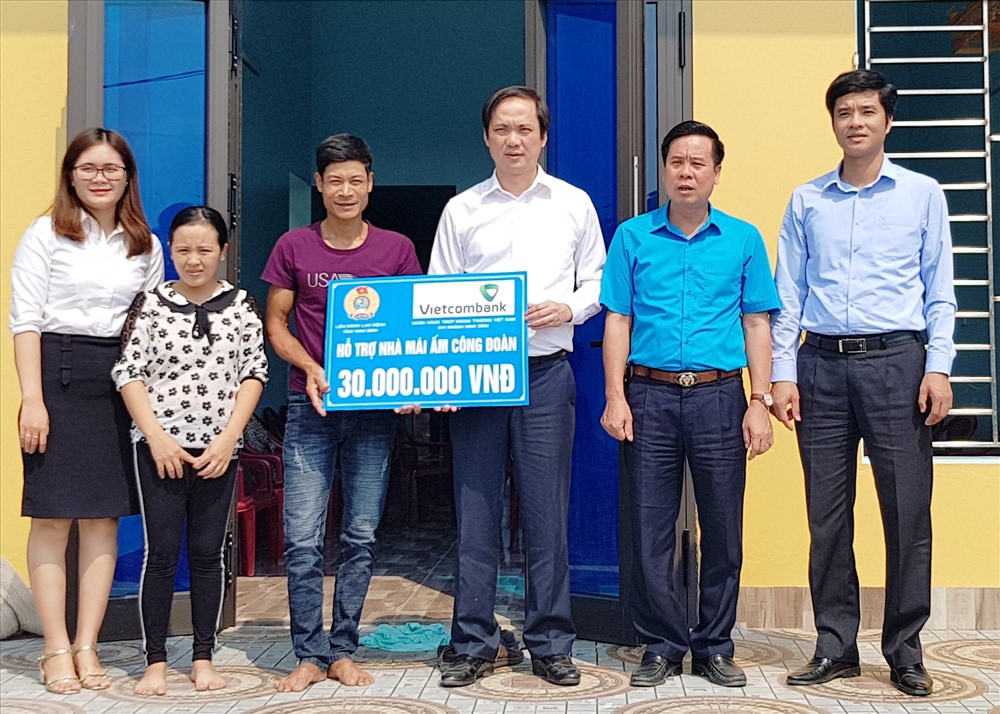 Đại diện lãnh đạo LĐLĐ tỉnh Ninh Bình và Ngân hàng Vietcombank Chi nhánh Ninh Bình trao tiền hỗ trợ cho gia đình chị Hoàng Thị Thủy. Ảnh: NT
