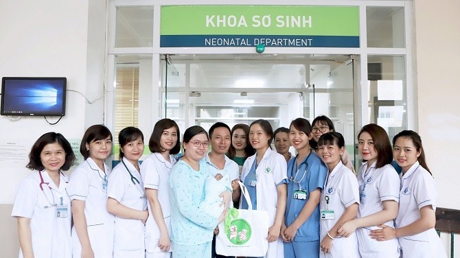 Đội ngũ cán bộ nhân viên khoa Sơ sinh - Bệnh viện Phụ sản Hà Nội trao tặng quà cho gia đình. Ảnh: Thu Linh