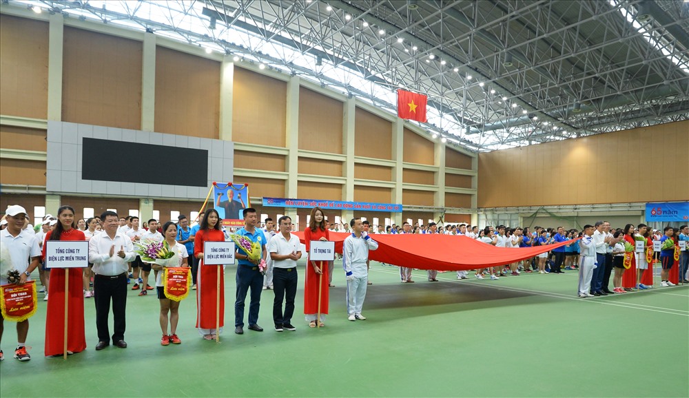 Các đồng chí lãnh đạo Tập đoàn EVN và Công đoàn Điện lực Việt Nam tặng hoa, cờ lưu niệm tới các đoàn tham gia Hội thao. Ảnh: Đắc Cường