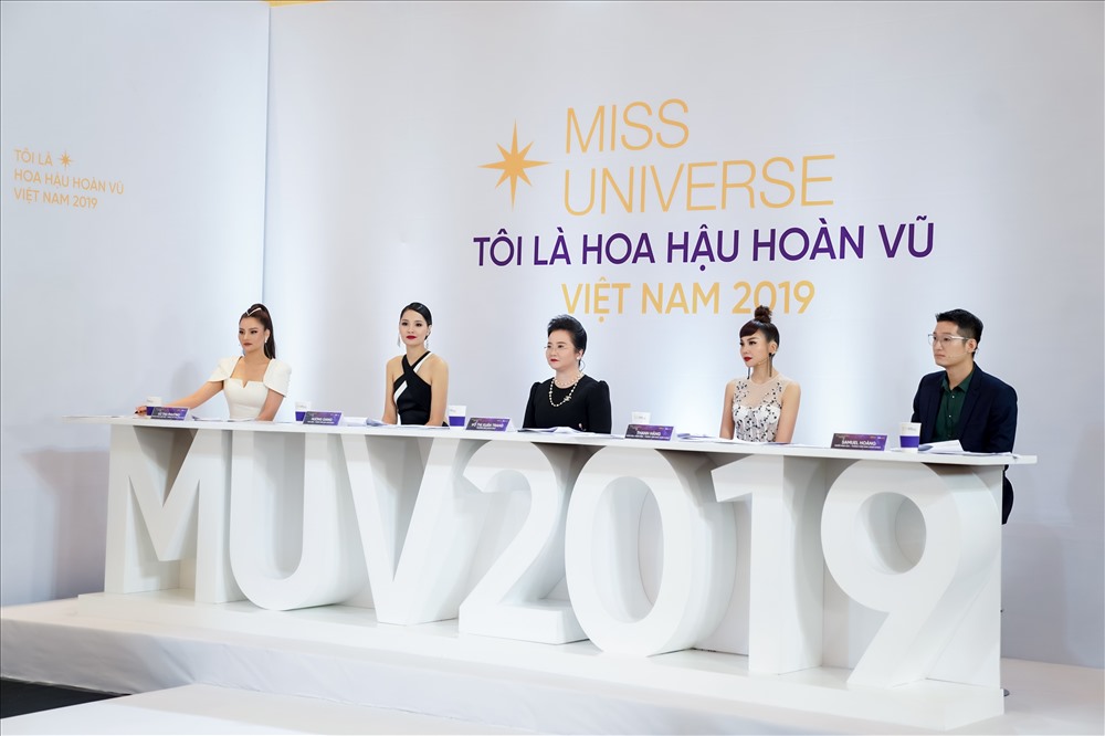 Hội đồng Ban giám kháo Hoa hậu Hoàn vũ đã có những câu hỏi hóc búa dành cho các thí sinh. Ảnh: Sang Đào.