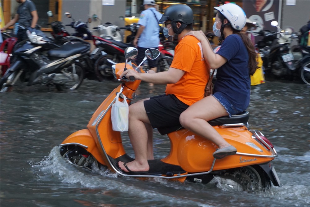 Ngập nước nữa bánh xe tại giao lộ Nguyễn Thái Bình - Calmette.