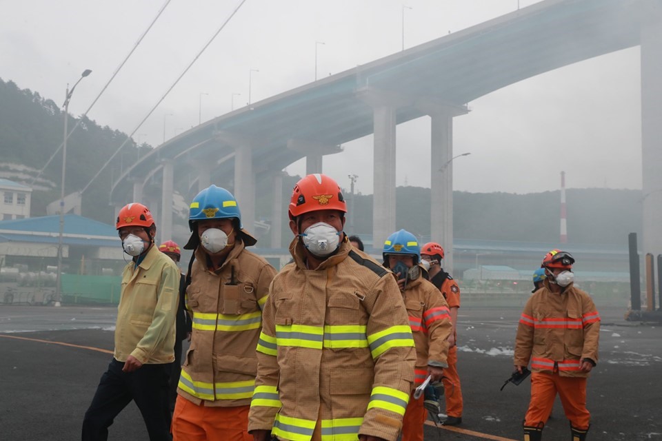 Một vài hình ảnh về hiện trường vụ cháy. Ảnh: Yonhap, AFP, Korea Times.