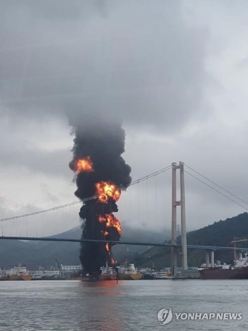 Một vài hình ảnh về hiện trường vụ cháy. Ảnh: Yonhap, AFP, Korea Times.
