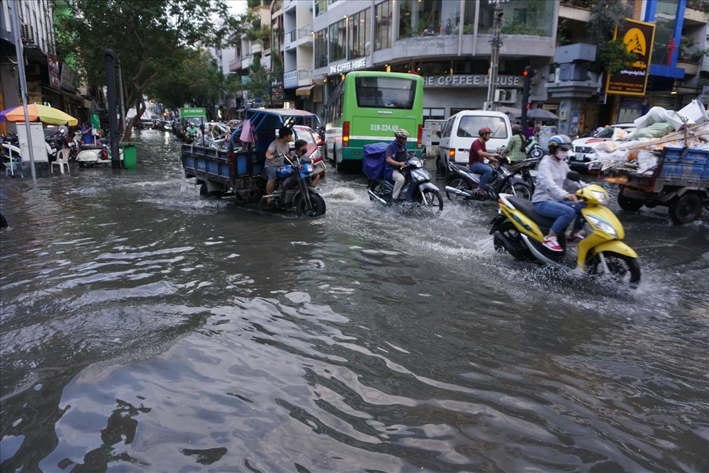 Khoảng 16h chiều ngày 28.9, nhiều người dân khi di chuyển qua đường Nguyễn Thái Bình (quận 1) khá bất ngờ khi  nước dâng cao đến nửa bánh xe.