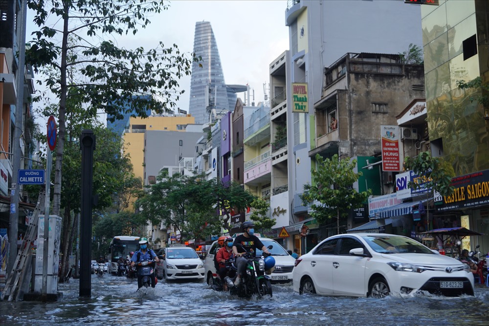 Các tuyến đường trung tâ quận 1 như: Nguyễn Thái Bình, Calmette, Nguyễn Công Trứ, Cô Giang,... ngập nước gây khó khăn cho việc di chuyển của người dân.