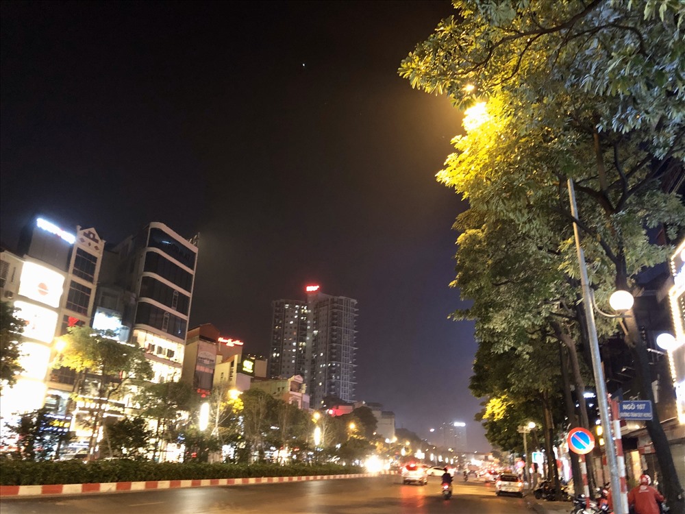 Một đêm dày đặc bụi vàng, không khí ma mị tràn ngập. Hãy để những hình ảnh đẹp này đưa bạn đến với Hà Nội về đêm, nơi bạn sẽ được trải nghiệm sức sống rực rỡ của thành phố đông đúc này. Đừng bỏ lỡ cơ hội thưởng thức những bức ảnh đẹp này!