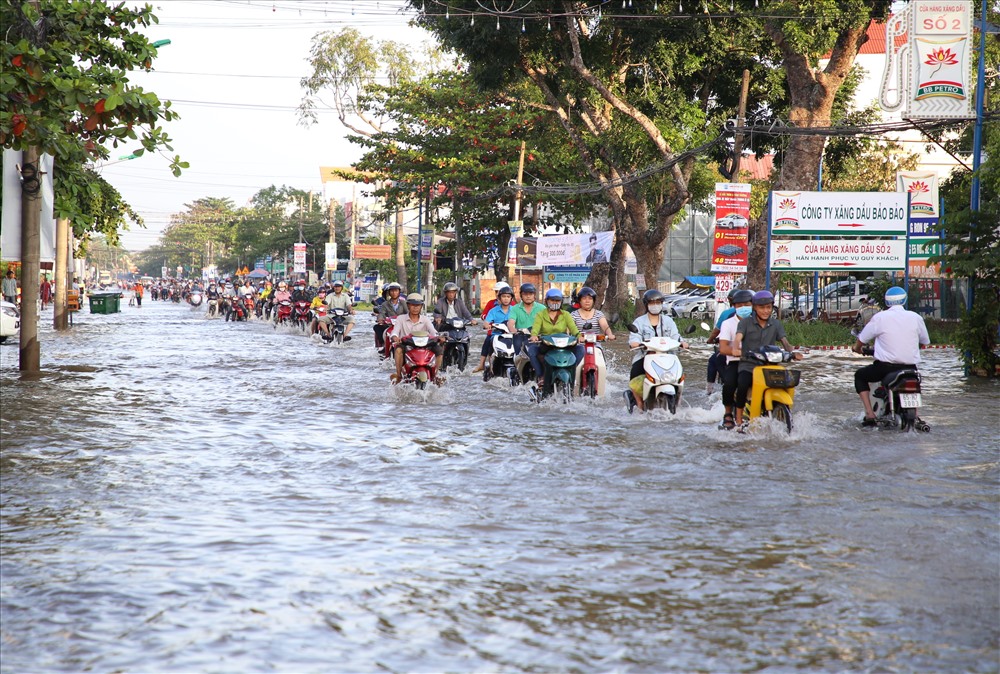Ở quận Bình Thủy, có nơi nước ngập hơn 30cm.