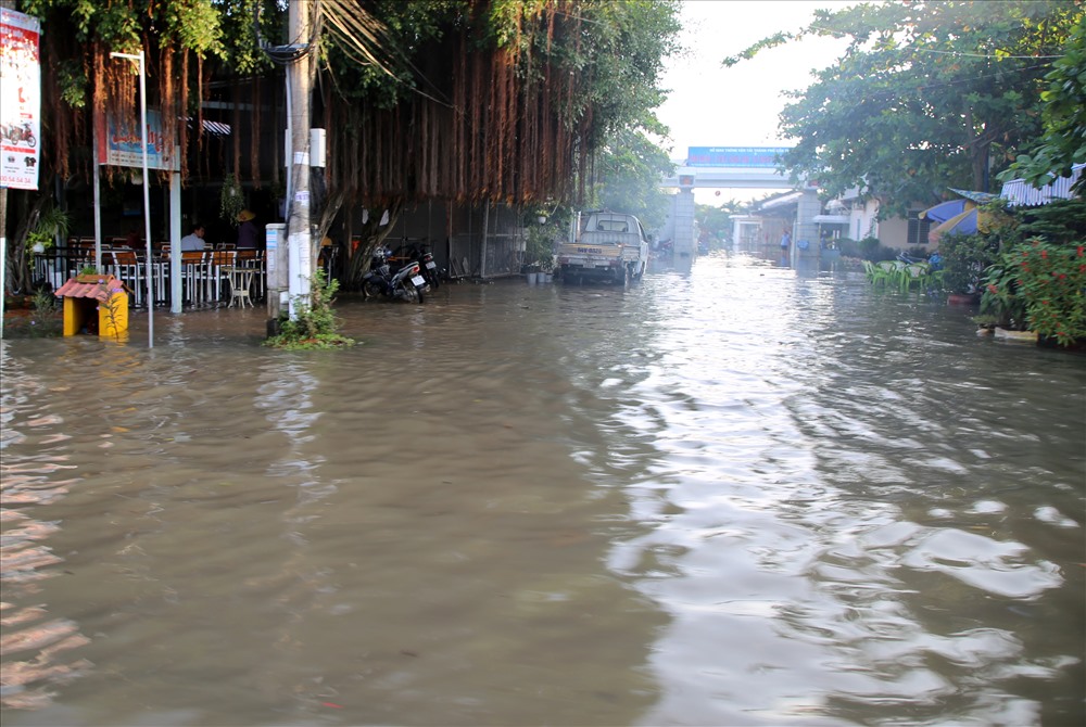 Những đường hẻm ở quận Bình Thủy bị ngập sâu hơn.