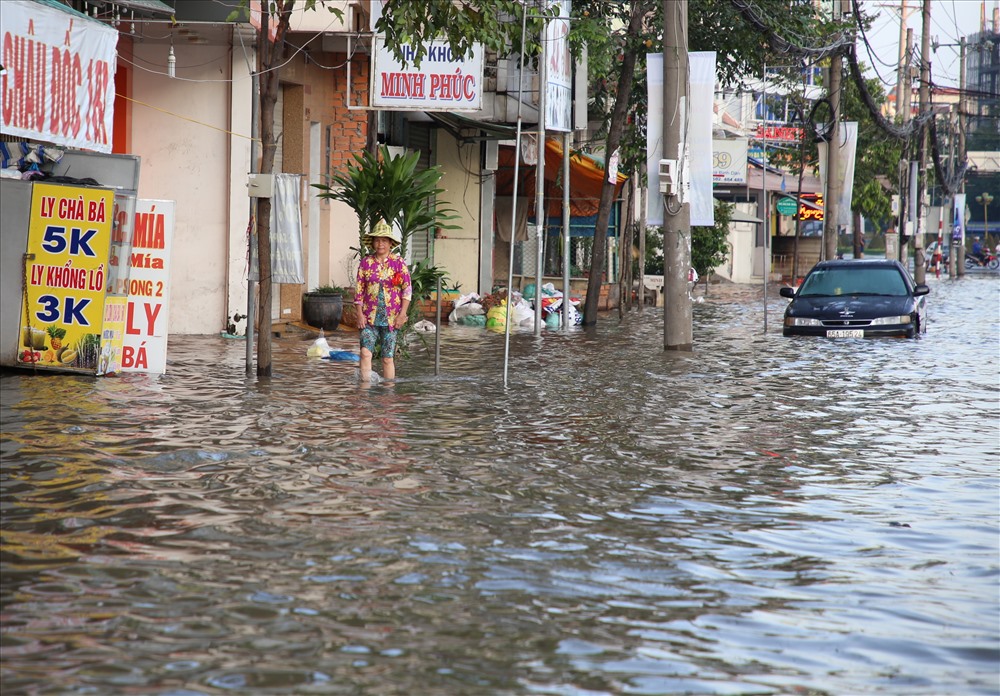 Đường Mậu Thân thuộc phường An Hòa (quận Ninh Kiều, TP. Cần Thơ) từ rạng sáng đã ngập nước. Đến 8h sáng cùng ngày nước vẫn chưa có dấu hiệu rút.