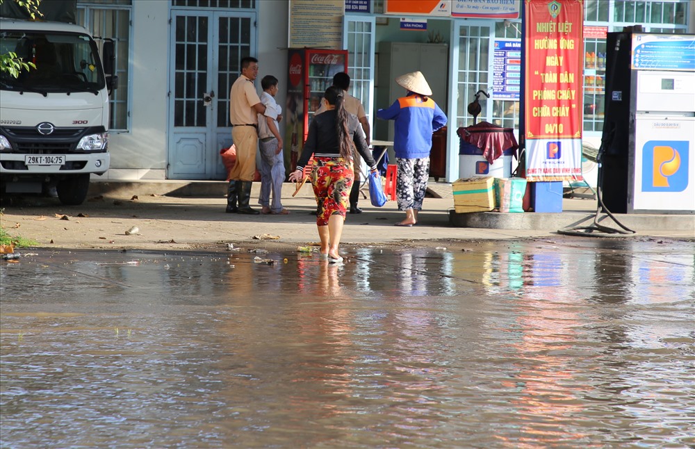 Người dân được lực lượng Cảnh sát giao thông hỗ trợ khi gặp sự cố lúc vượt qua những đoạn ngập nước.