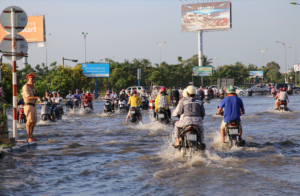 Tại thành phố Cần Thơ, sáng 29.9 triều cường dâng cao, gây ngập nhiều tuyến phố.