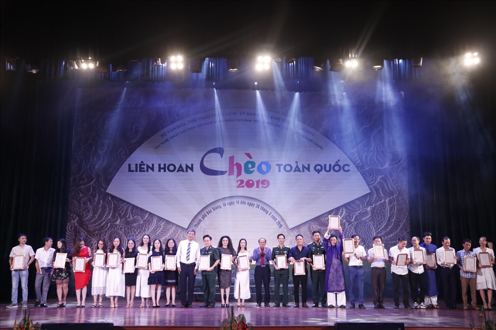 Hội Nghệ sĩ sân khấu Việt Nam trao tặng Bằng khen cho các đơn vị, các nghệ sĩ có thành tích tại Liên hoan. Ảnh: CNTBD.