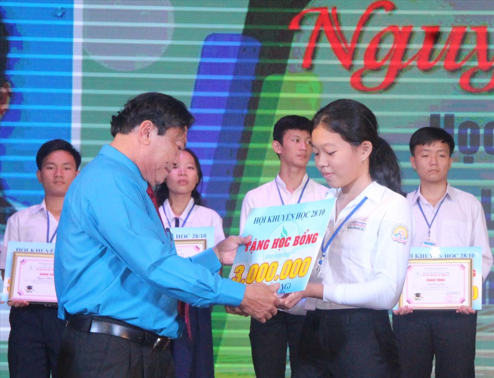 Ông Phan Mạnh Hùng, Chủ tịch CĐ Caosu Việt Nam trao học bổng cho các em sinh viên, học sinh “Học giỏi - Vượt khó“. Ảnh Nam Dương