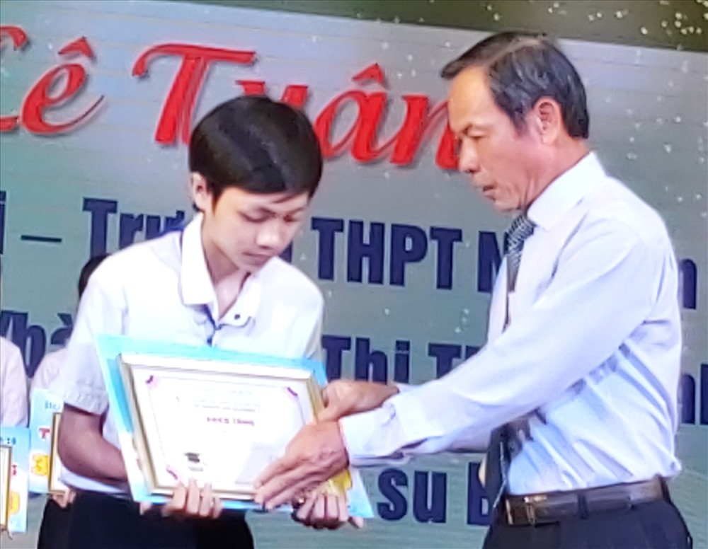 Ông Trần Ngọc Thuận trao học bổng cho các em sinh viên, học sinh học giỏi vượt khó. Ảnh Nam Dương
