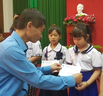 Phó Chủ tịch Tổng LĐLĐ Việt Nam Trần Văn Thuật trao học bổng cho con CNLĐ vượt khó học giỏi.