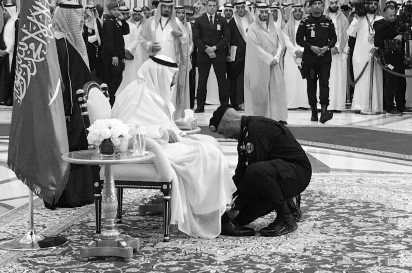 Abdulaziz al-Fagham buộc dây giày cho quốc vương Salman. Ảnh: Twitter