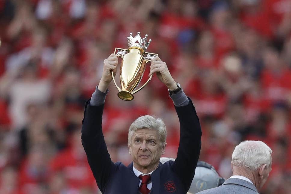 Arsenal vô địch mùa bóng 2003-04 với thành tích bất bại và chiếc cúp vàng. Ảnh: Evening Standard.