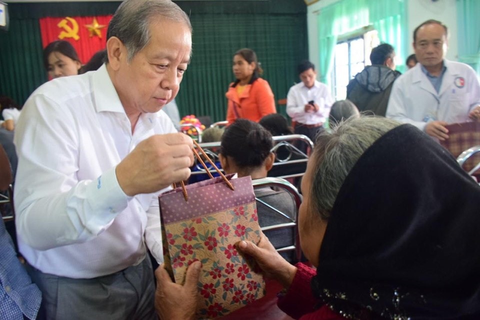 Chủ tịch UBND tỉnh Phan Ngọc Thọ tặng quà cho bà con khó khăn ở huyện miền núi A Lưới. Ảnh: BV cung cấp.