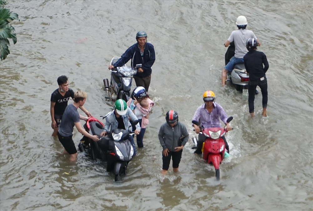 Nhóm ba thanh niên gồm các anh Lê Hoàng Tính (20 tuổi), Nguyễn Duy Khánh (19 tuổi, cùng quê Bạc Liêu) và Huỳnh Anh Đẳng (30 tuổi, cùng quê Kiên Giang). Nhiều phụ nữ và trẻ em đã được nhóm thanh niên giúp đỡ qua đoạn đường ngập.